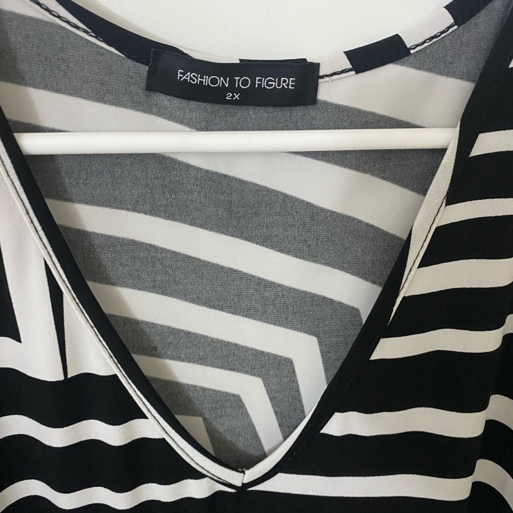 Fashion to Figure Black and White Geometric V‑Neck Midi Dress - Picture 7 of 7